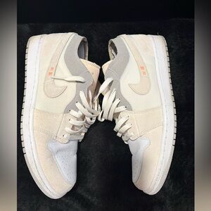 Nike Jordan 1 Stylish Men's Sneakers in Cream and Gray